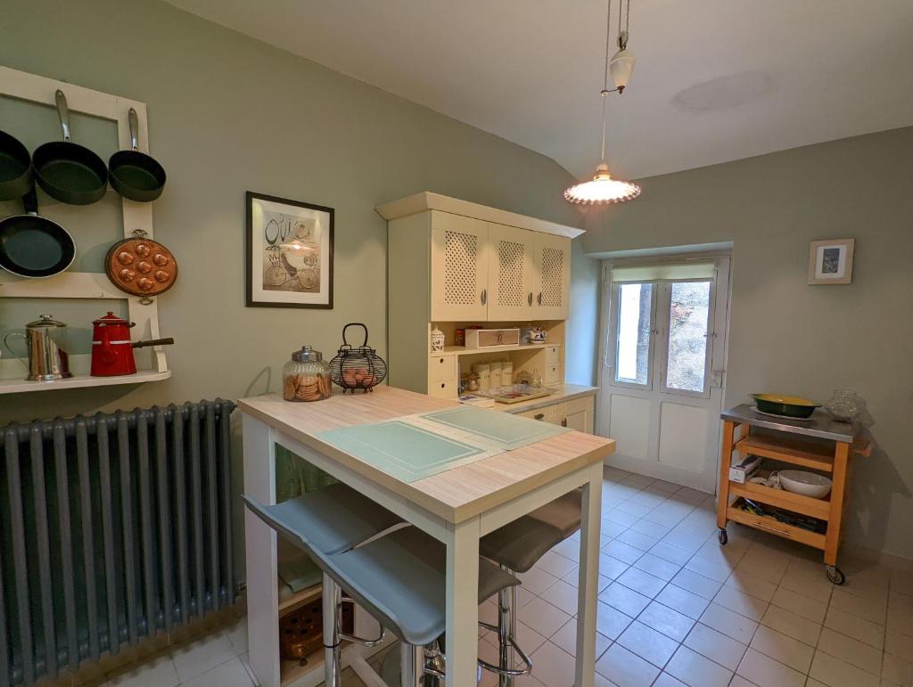 Impeccable 3-Bed House in Abzac photo 4