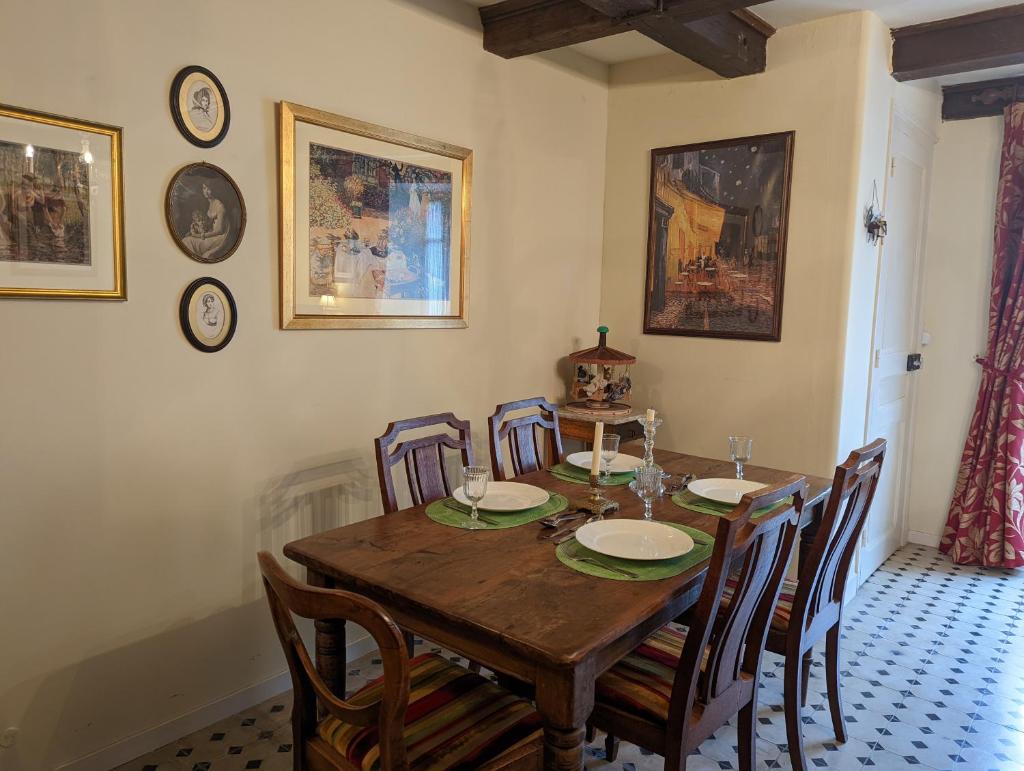 Impeccable 3-Bed House in Abzac photo 1