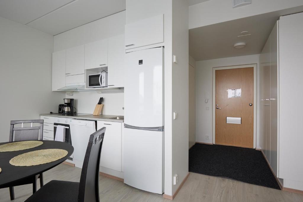 New apartment, two bed room, free car park photo 3