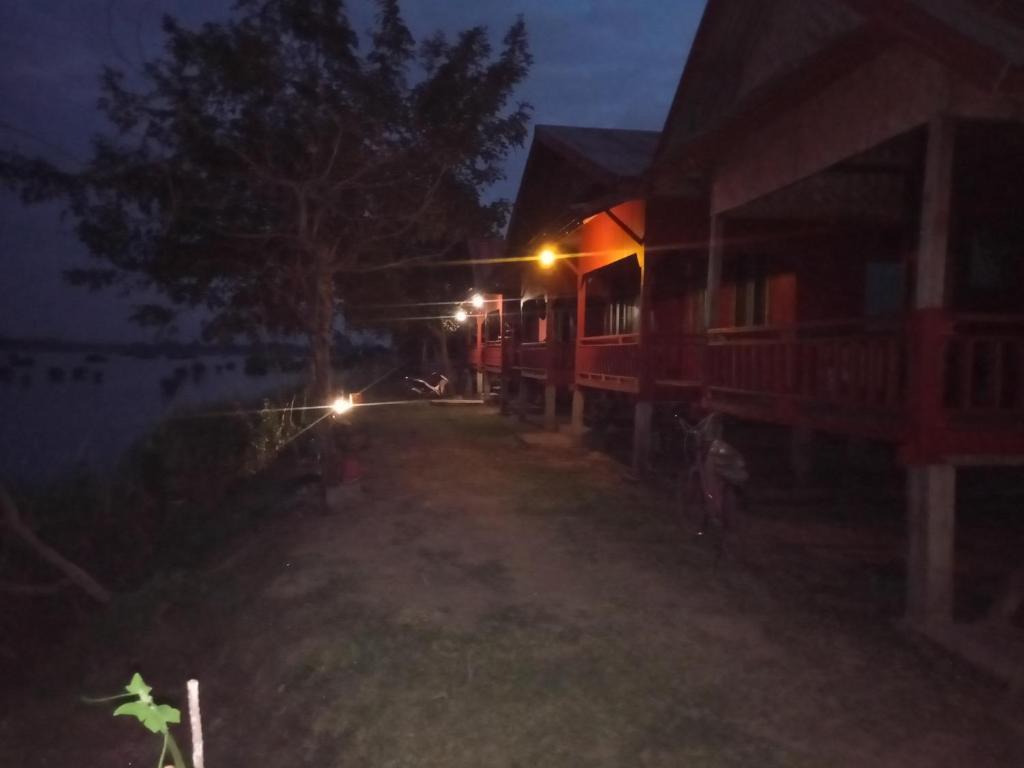 Mr. Phaos Riverview Guesthouse & Restaurant photo 3