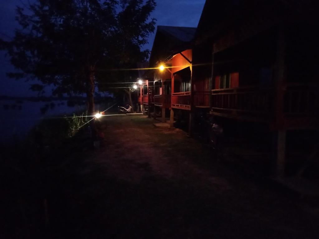 Mr. Phaos Riverview Guesthouse & Restaurant photo 2