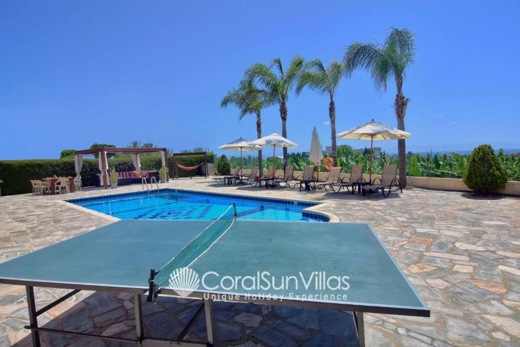 Family Villa Short Walk To Coral Bay Strip 5 Min and Pub, shops etc photo 2