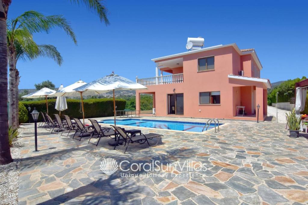 Family Villa Short Walk To Coral Bay Strip 5 Min and Pub, shops etc photo 3