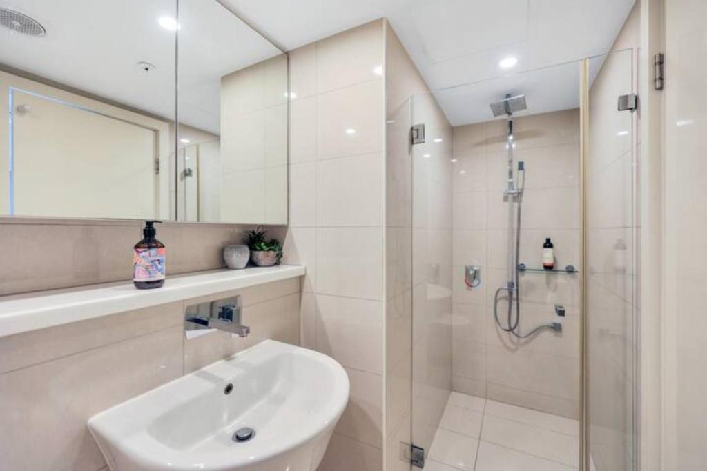 Luxury two-beds harbour views apartment photo 2