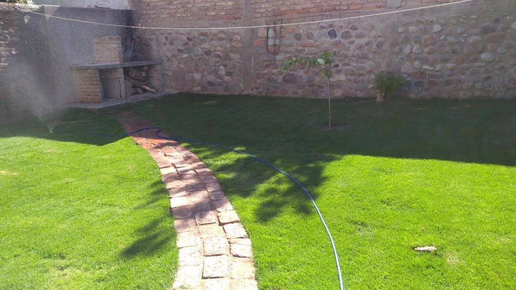 Agradable casa con jardín a minutos de la ciudad - Estadia Mínima 2 noches- -Pet Friendly-