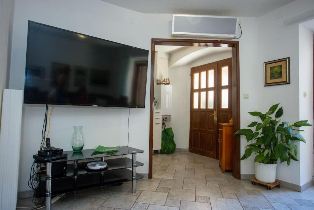 Old town apartment Split photo 3