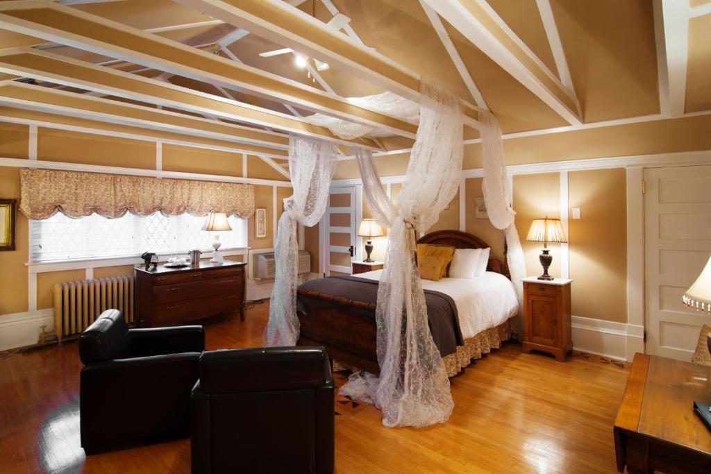 Leaside Manor photo 1