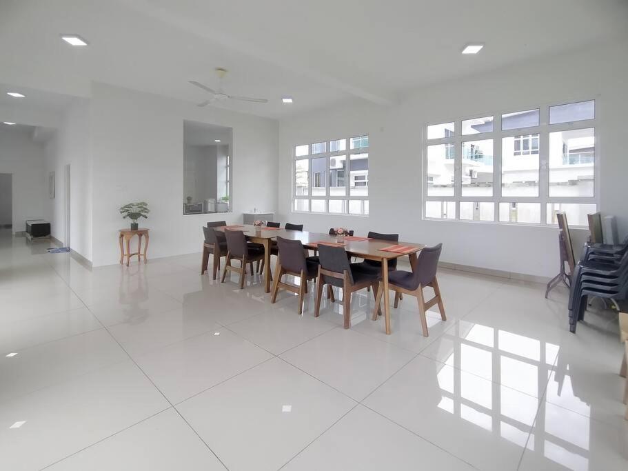 Desaru Spacious 30pax Bungalow with Netflix near Beach photo 4