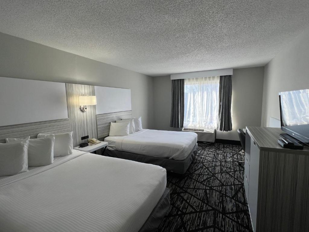 Baymont by Wyndham Peoria - Tap to explore photos