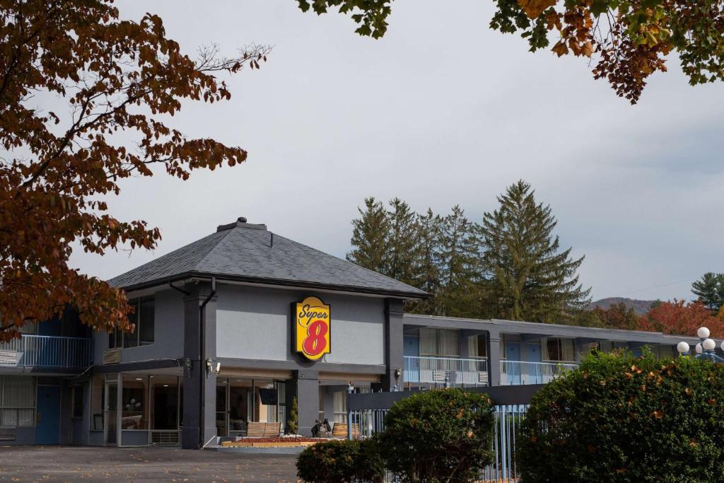 Super 8 by Wyndham Black Mountain image