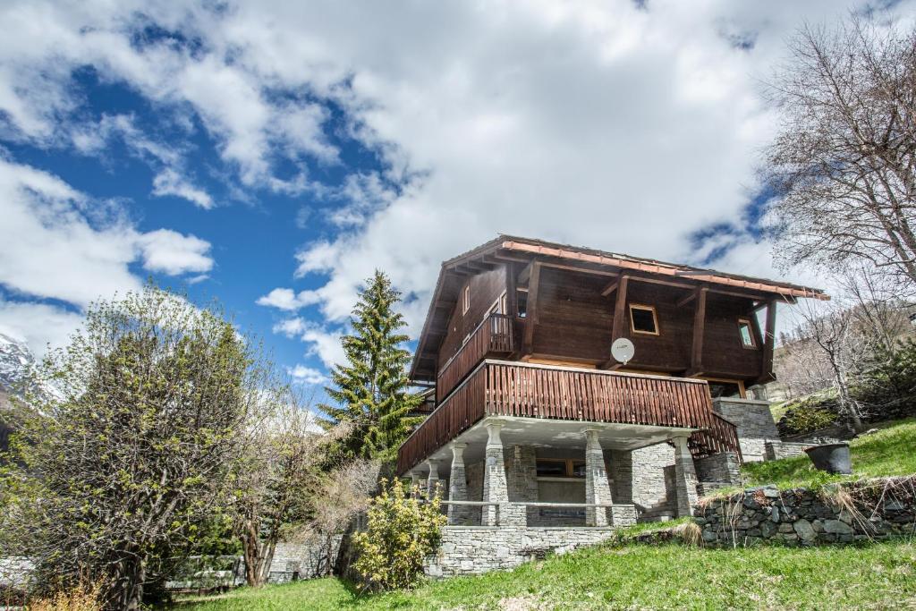 HelloChalet - Chalet Seventy One - Larger Family Ski Chalet in the center photo 3