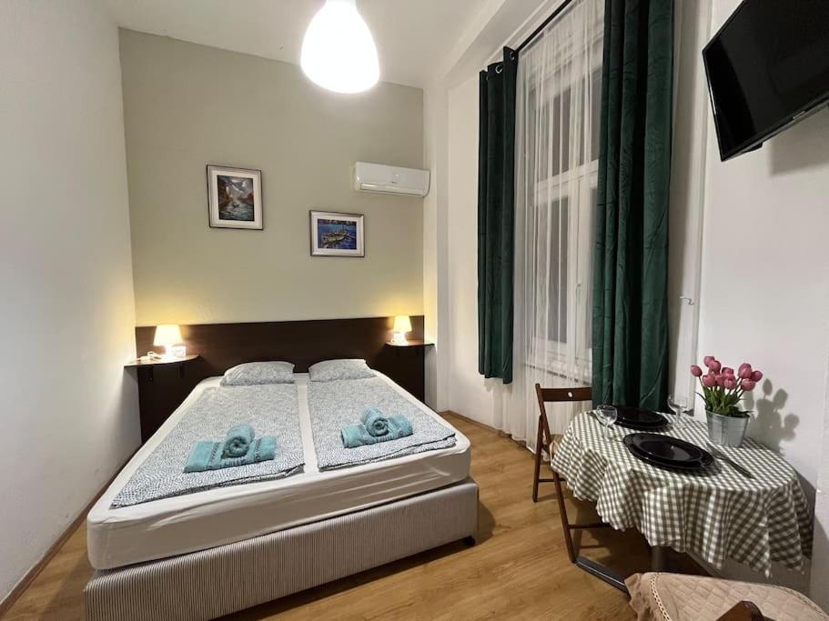 2# Sunflower Cozy Apartment, Budapest