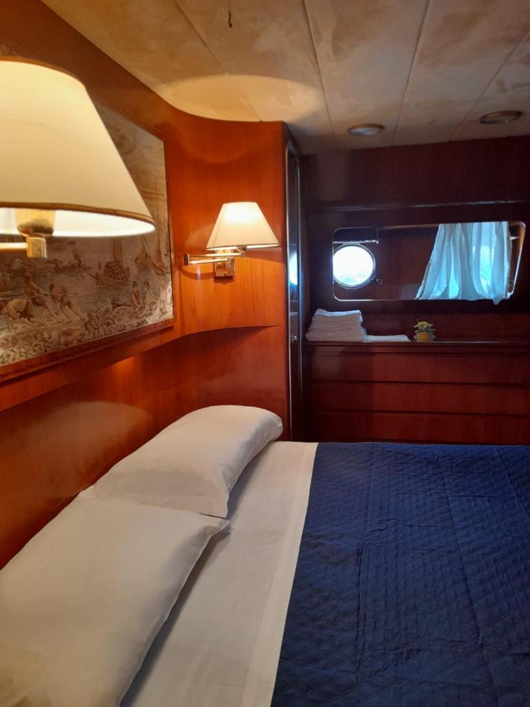 Yatch Nelly Blue Rome photo 2