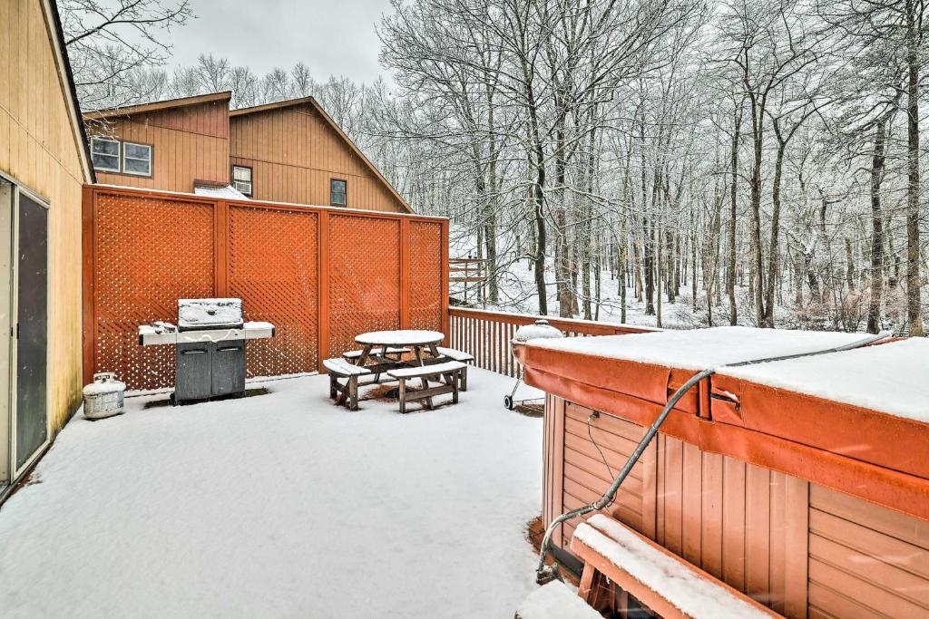 Pet-Friendly Poconos Vacation Rental with Hot Tub! photo 1