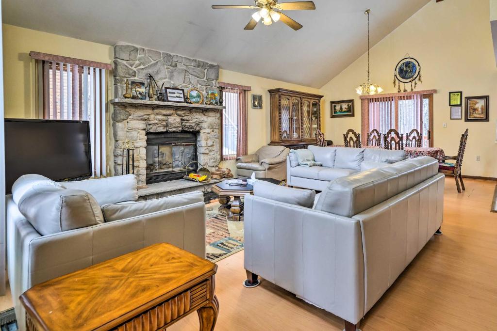 Pet-Friendly Poconos Vacation Rental with Hot Tub! photo 3