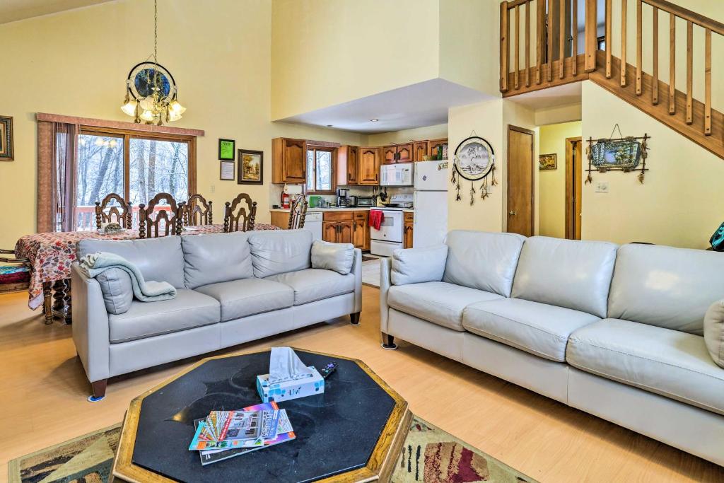 Pet-Friendly Poconos Vacation Rental with Hot Tub! photo 4
