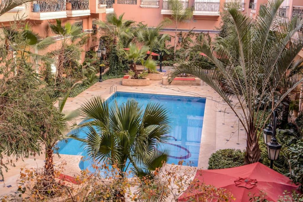 Schöne tolle ausgestatte 122 m2 Ferienwohnung nahe majorelle garden und Gueliz mit Poolblick und großem Balkon und Terrasse