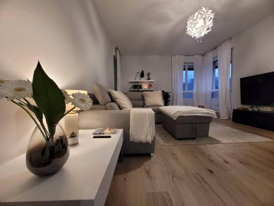 View lovely 3bed-2bath condo full furnished. photo 4