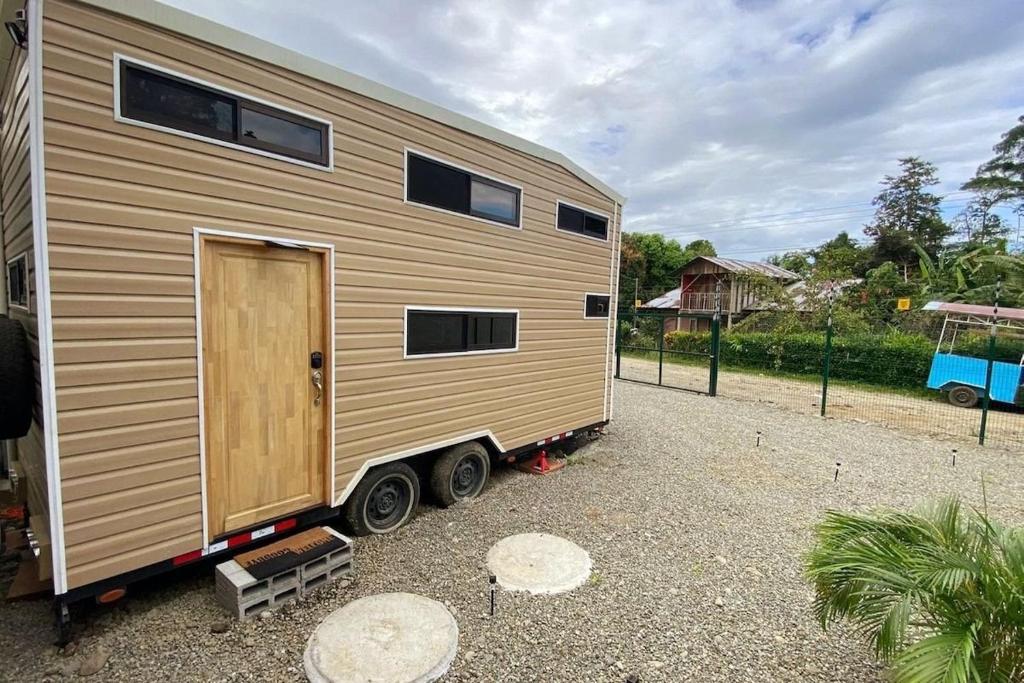 Harmony, Mini casa sobre ruedas con zona para camping photo 1