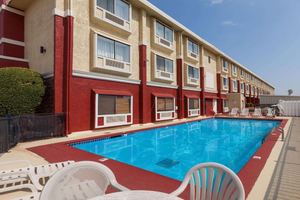 Ramada by Wyndham Oklahoma City Airport North photo 1