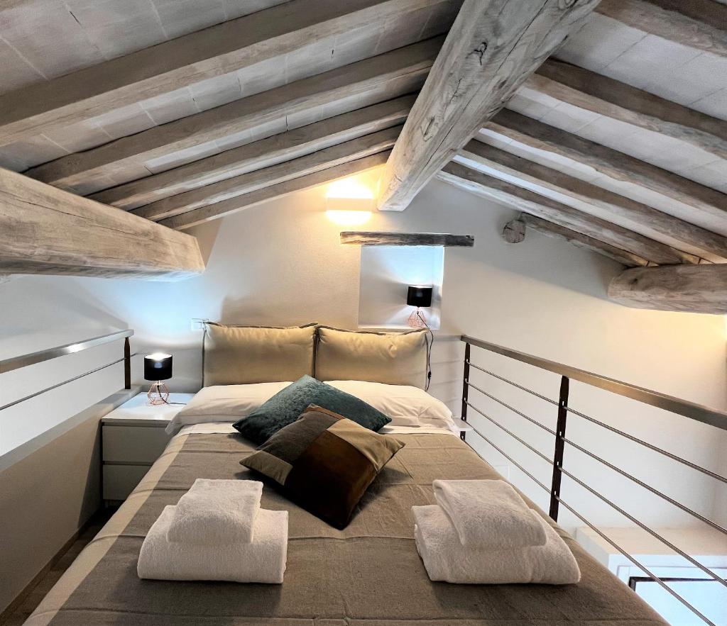 KAMI-central beautiful apartment over the roofs - Tap to explore photos