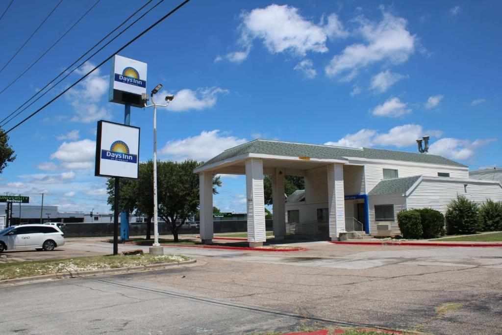 Days Inn by Wyndham Waco University Area image