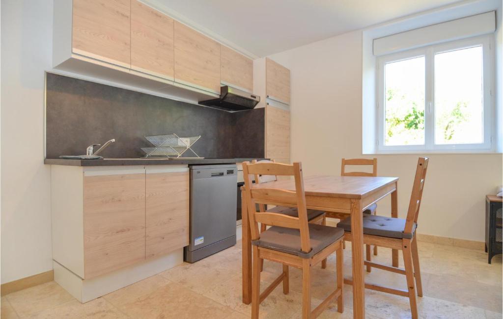Amazing Home In Laurac-en-vivarais With Outdoor Swimming Pool, 6 Bedrooms And Swimming Pool photo 4