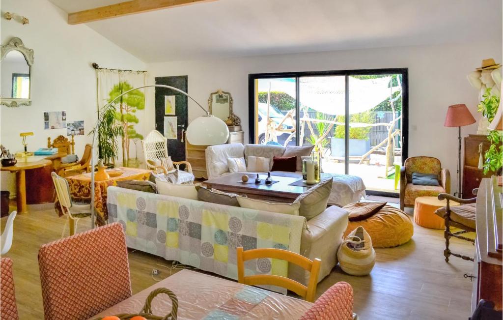 Awesome Home In Hourtin With Wifi And 3 Bedrooms photo 4