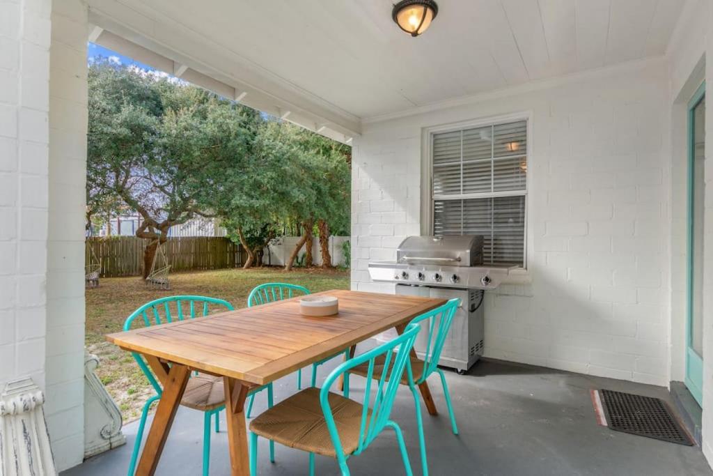 Barefoot Bungalow, Charming 1940s Beach House, 1 Block to Private Beach Access, Beach Gear & BBQ Provided photo 1