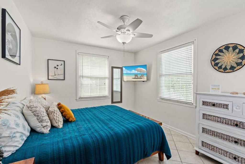 Barefoot Bungalow, Charming 1940s Beach House, 1 Block to Private Beach Access, Beach Gear & BBQ Provided photo 4