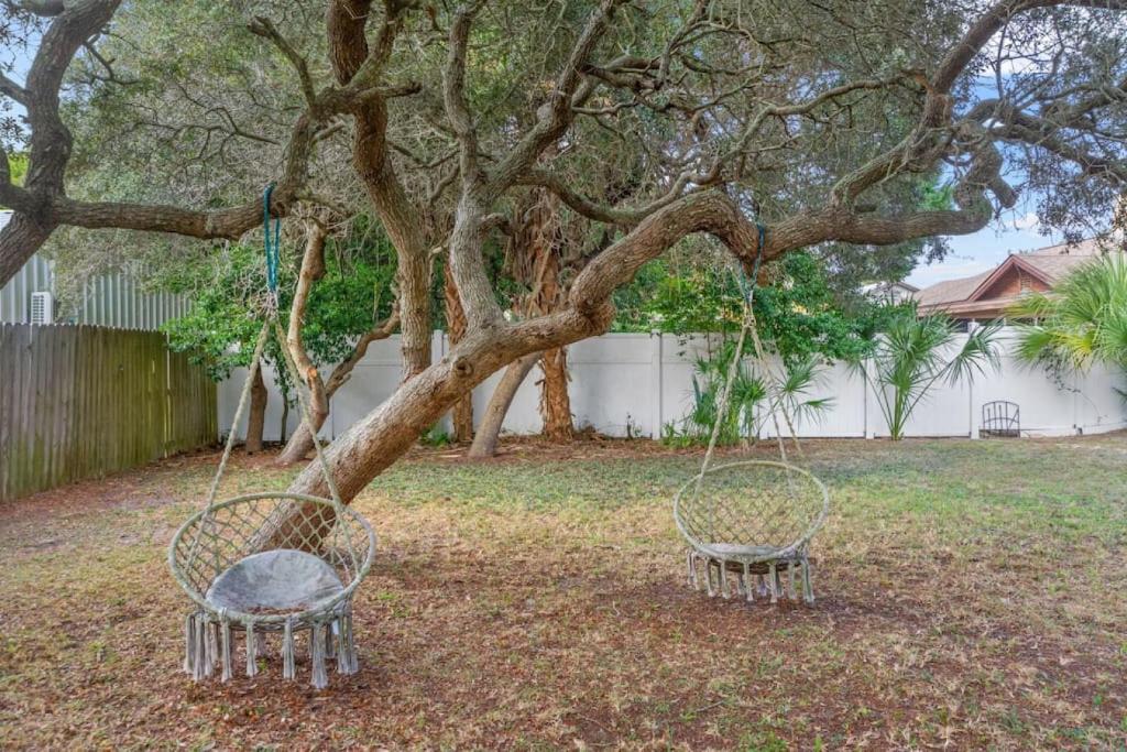 Barefoot Bungalow, Charming 1940s Beach House, 1 Block to Private Beach Access, Beach Gear & BBQ Provided photo 3