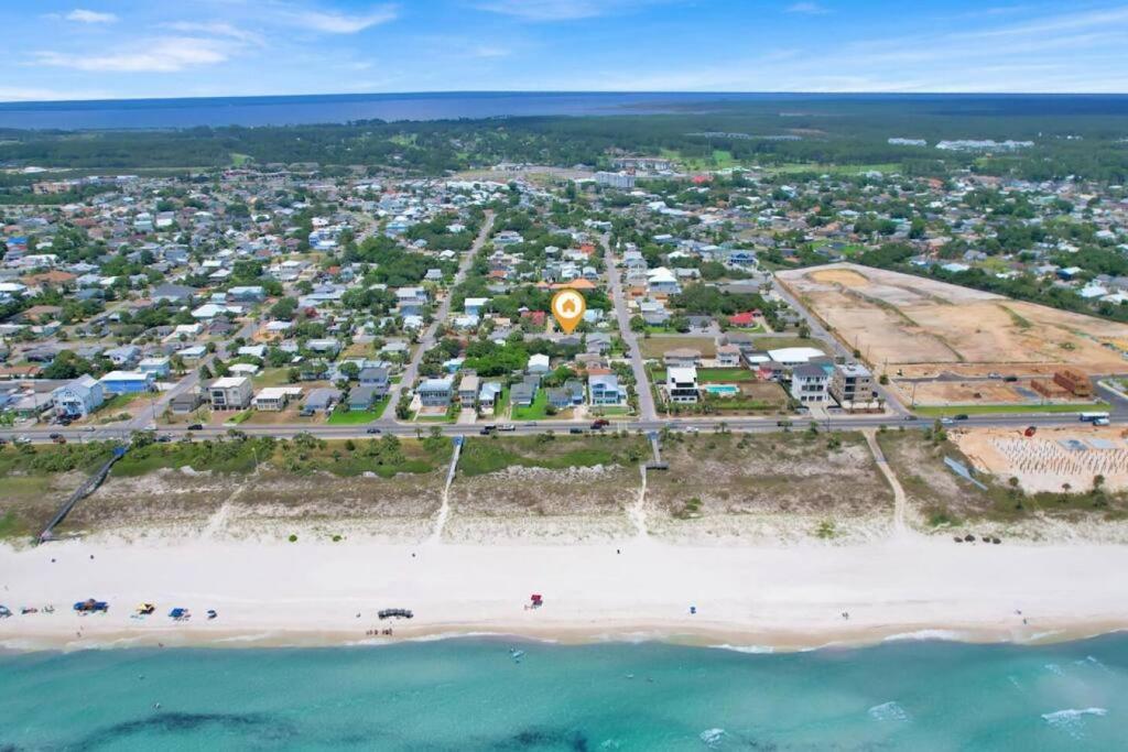 Barefoot Bungalow, Charming 1940s Beach House, 1 Block to Private Beach Access, Beach Gear & BBQ Provided photo 2
