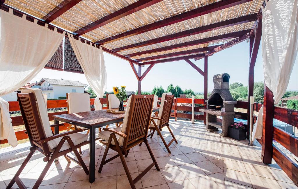 Nice Home In Velika With Wifi And 4 Bedrooms photo 1
