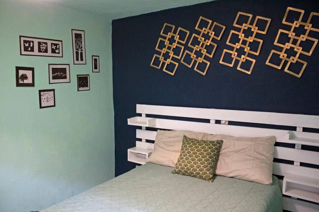 Linda casa azul ubicada en el corazón de Pátzcuaro photo 2