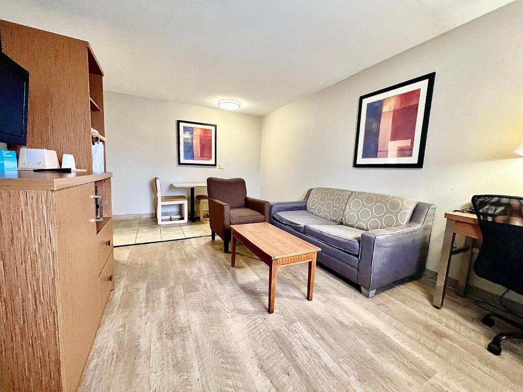 Days Inn & Suites by Wyndham Arlington Near Six Flags photo 4