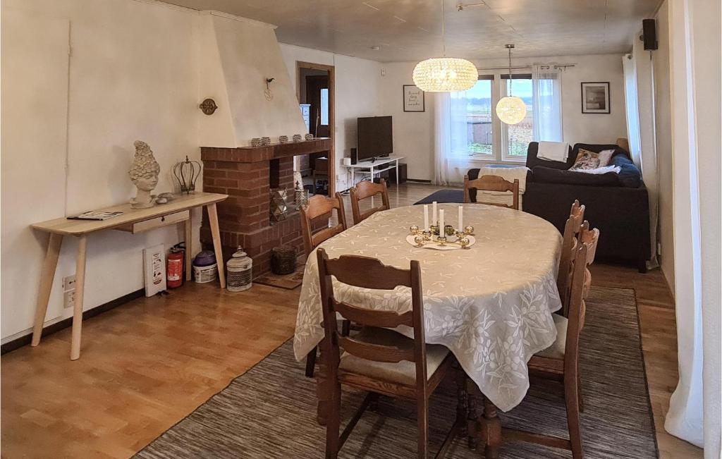 Awesome Home In Varberg With 4 Bedrooms And Wifi photo 2