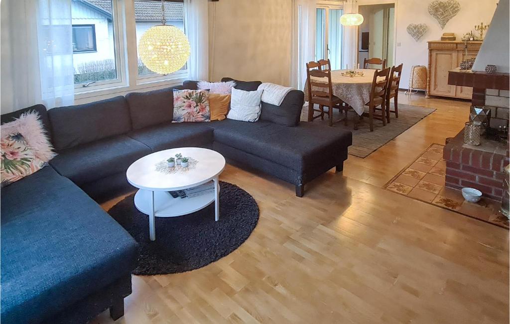 Awesome Home In Varberg With 4 Bedrooms And Wifi photo 3
