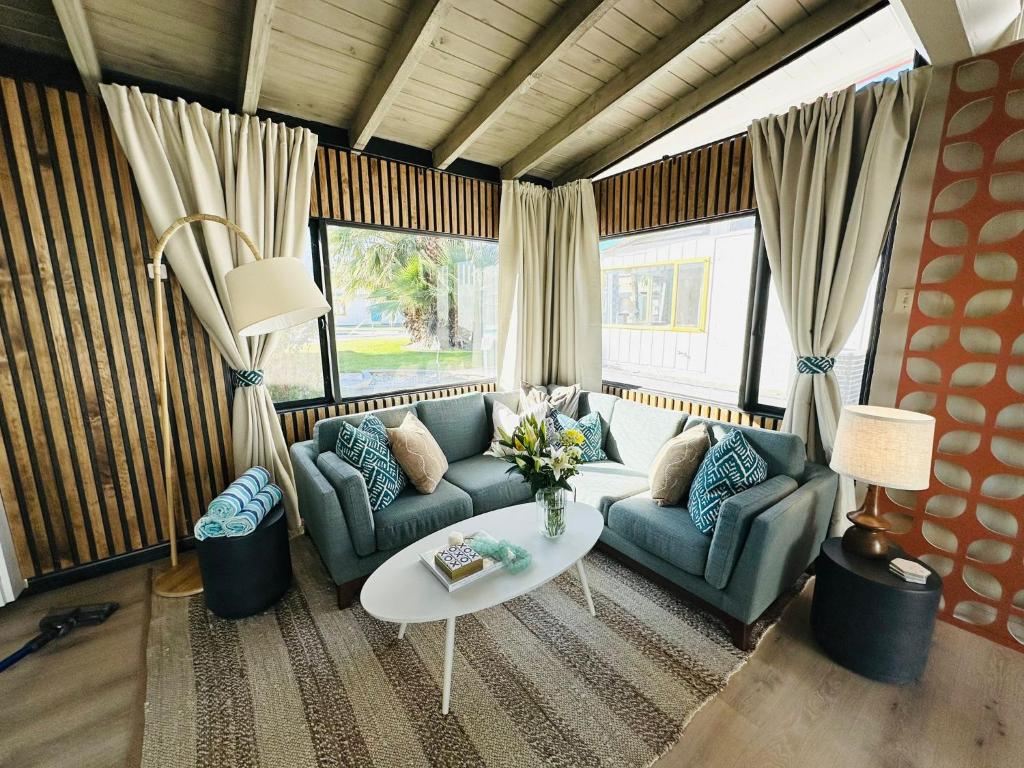 A PLACE IN THE SUN Hotel - ADULTS ONLY Big Units, Privacy Gardens & Heated Pool & Spa in 1 Acre Park Prime Location, PET Friendly, TOP Midcentury Modern Boutique Hotel photo 4