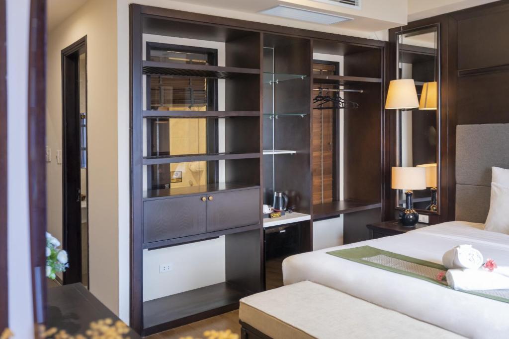 Hanoi Center Silk Charming Hotel & Travel