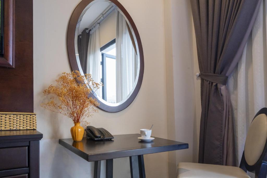 Hanoi Center Silk Charming Hotel & Travel