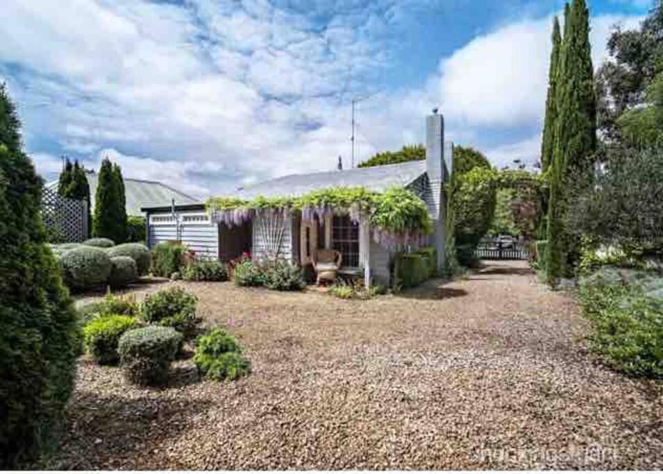 Uffington House ~Two bedroom house in Daylesford photo 2