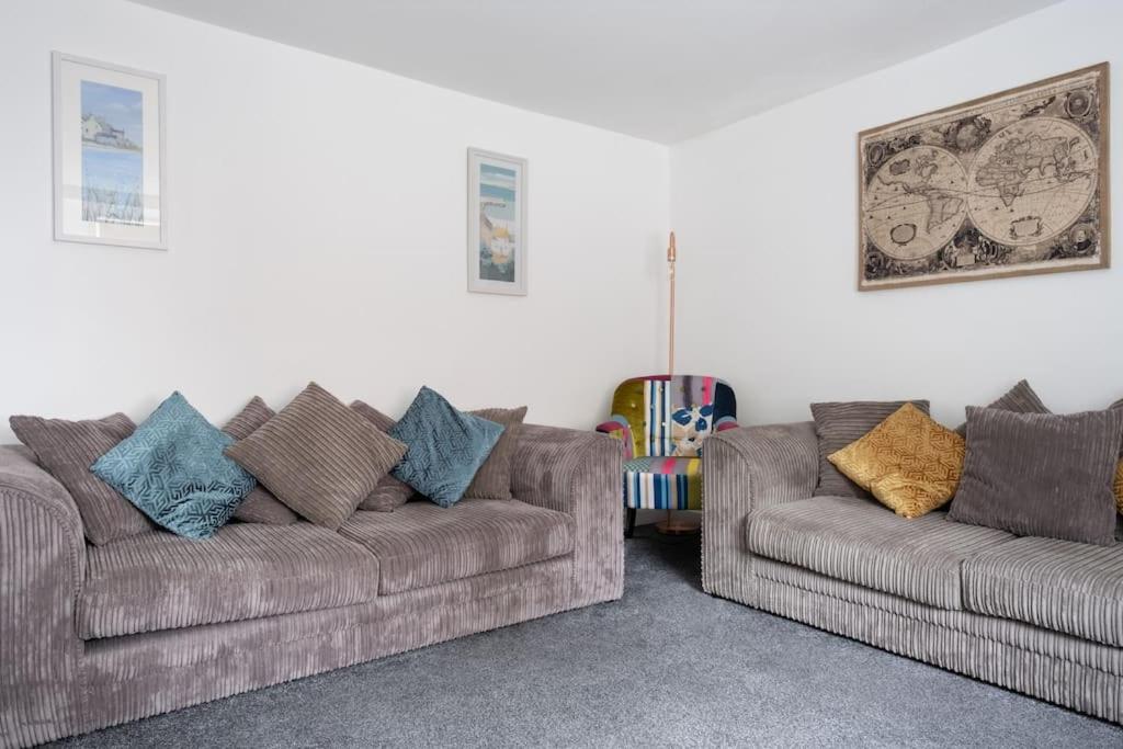 Beautiful Detached House, just metres from the sea photo 4