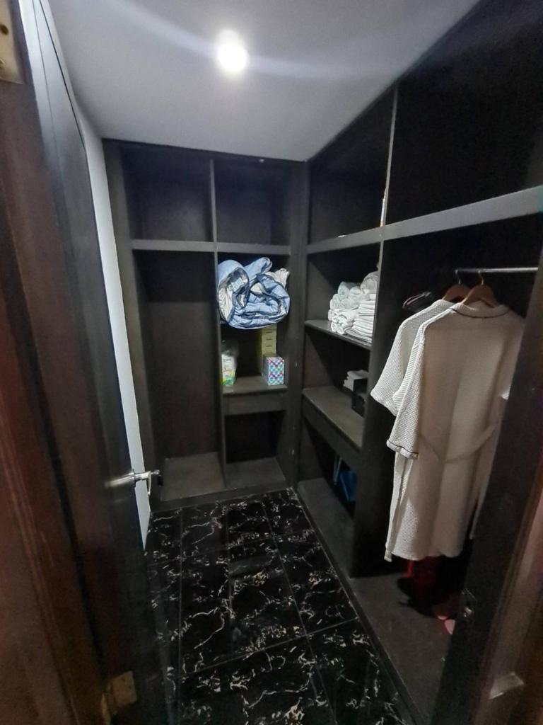 Off Walking St Executive Suite - Tap to explore photos