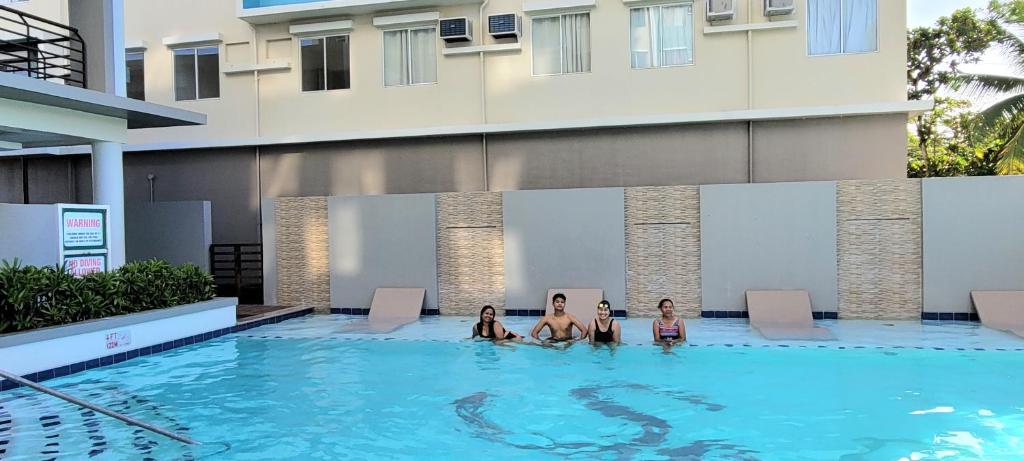 New, Modern 2 Bedroom Condo, Free Hi-Speed Wifi photo 2