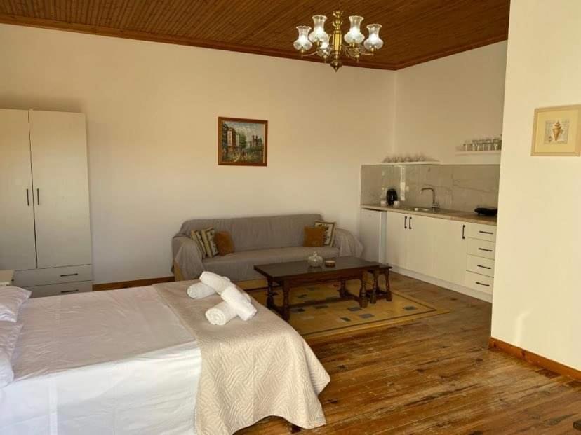 Thanasis studio photo 2