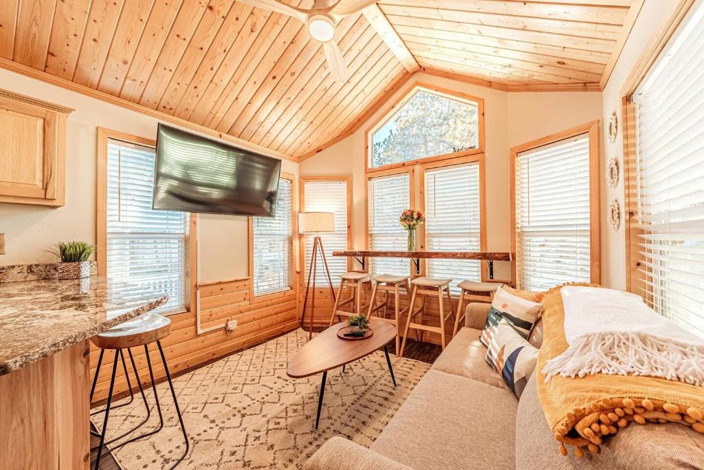 Cozy Mountain Escape · Peak Views · Woodland Park - Tap to explore photos