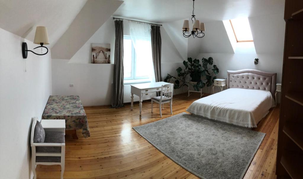 Cozy house with spacious backyard photo 1