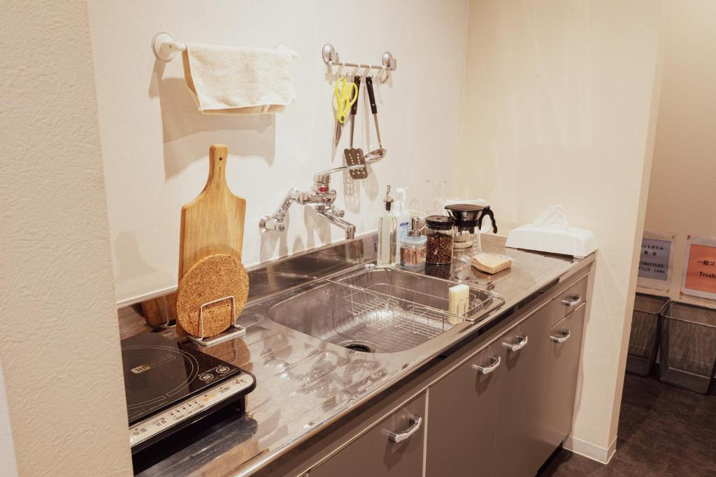 Spacious One Room Apartment for up to 5ppl w Kitchenette photo 2