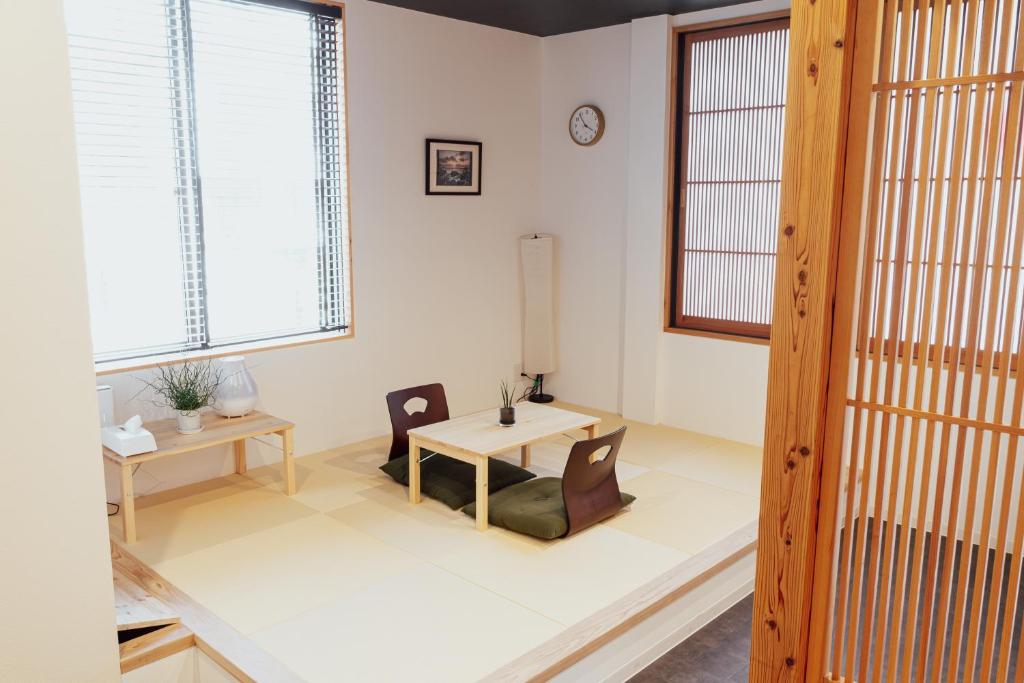 Spacious One Room Apartment for up to 5ppl w Kitchenette