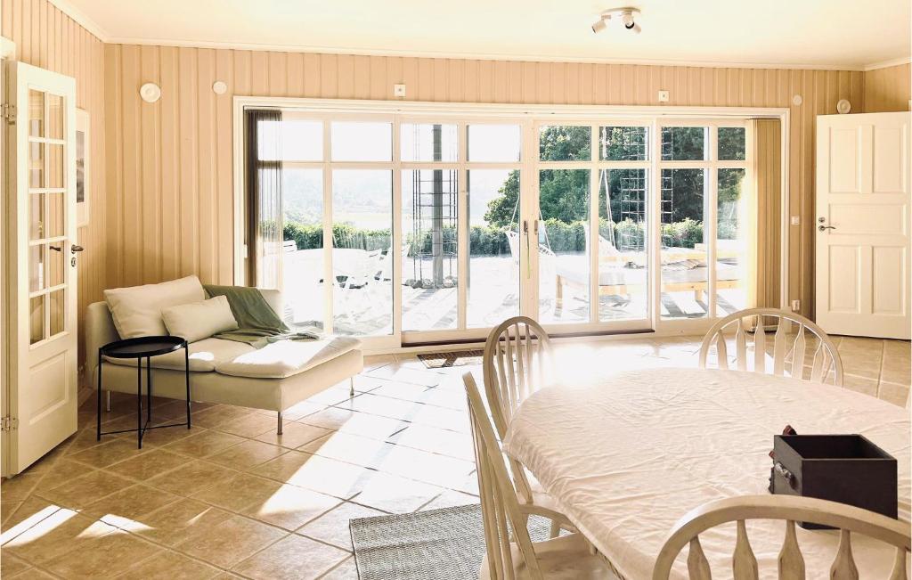 Stunning Apartment In Henn With Wifi And 2 Bedrooms photo 4